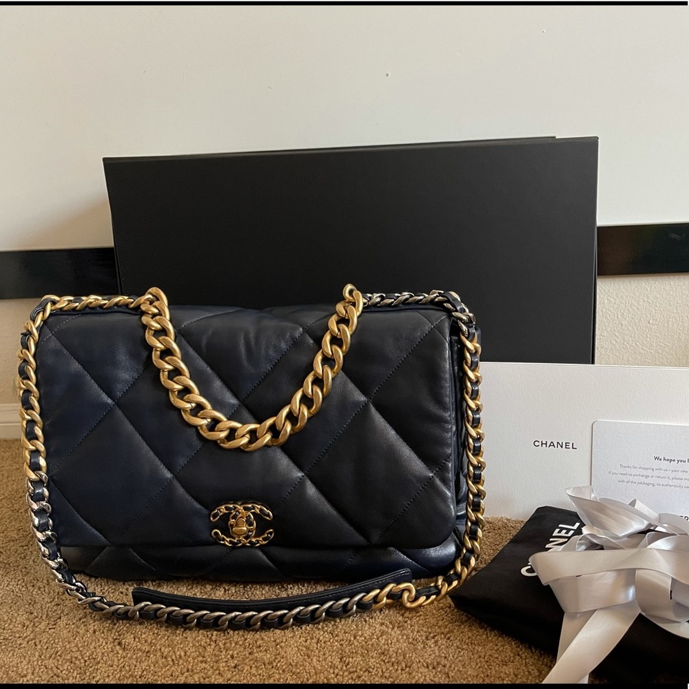 ❌SOLD! 🔥Chanel 19 maxi navy